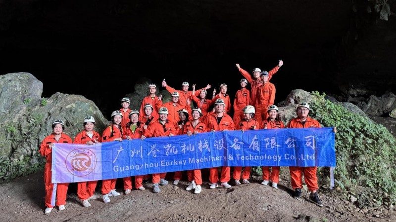 Tiếng vang từ sâu trong hang: Cuộc gặp gỡ giữa thiên nhiên và các thành viên trong nhóm